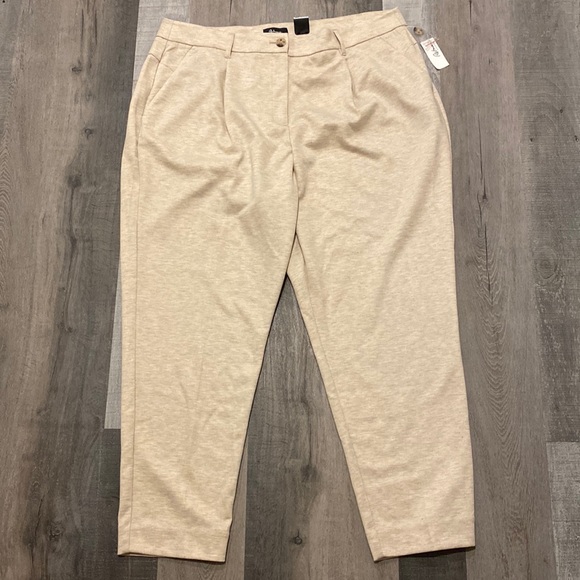 Straight-leg cream/tan coloured pants with extra button included. - Picture 2 of 5